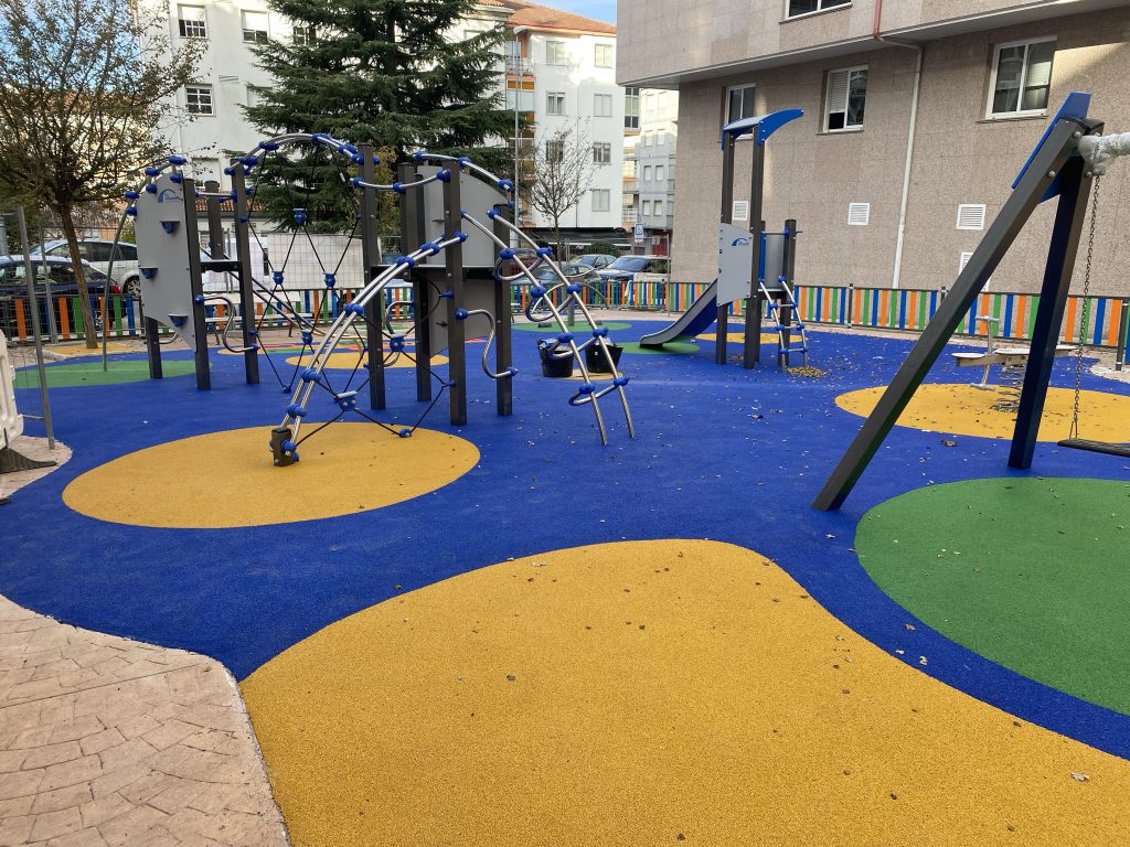 Reforma completa de parque infantil en Ourense