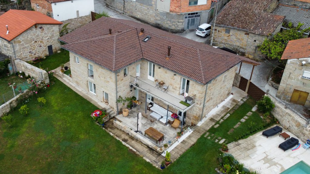 Rehabilitación vivienda en Gustei Ourense. Obra de Coarvi