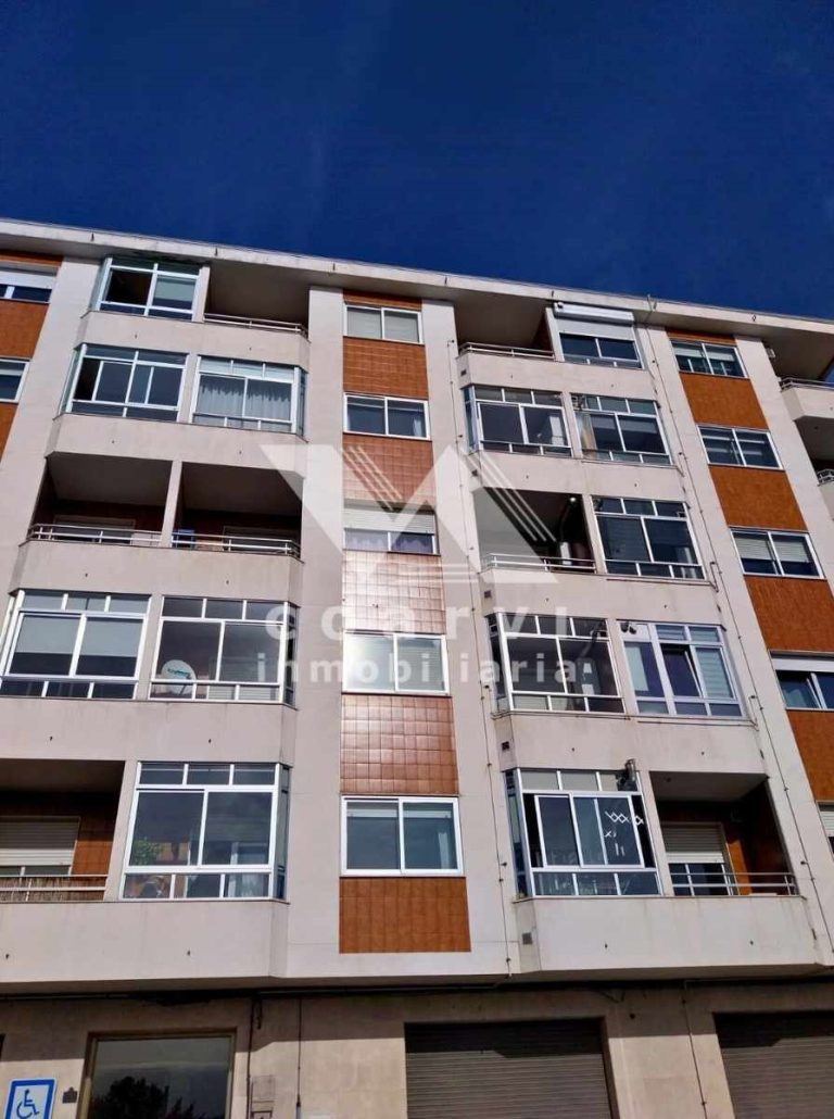 Piso en venta con ascensor en O Vinteun