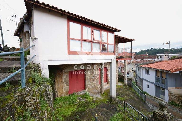 Casa rústica de piedra en A Valenzá para reformar