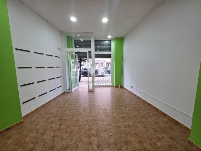 Local comercial en Alquiler en A Valenzá