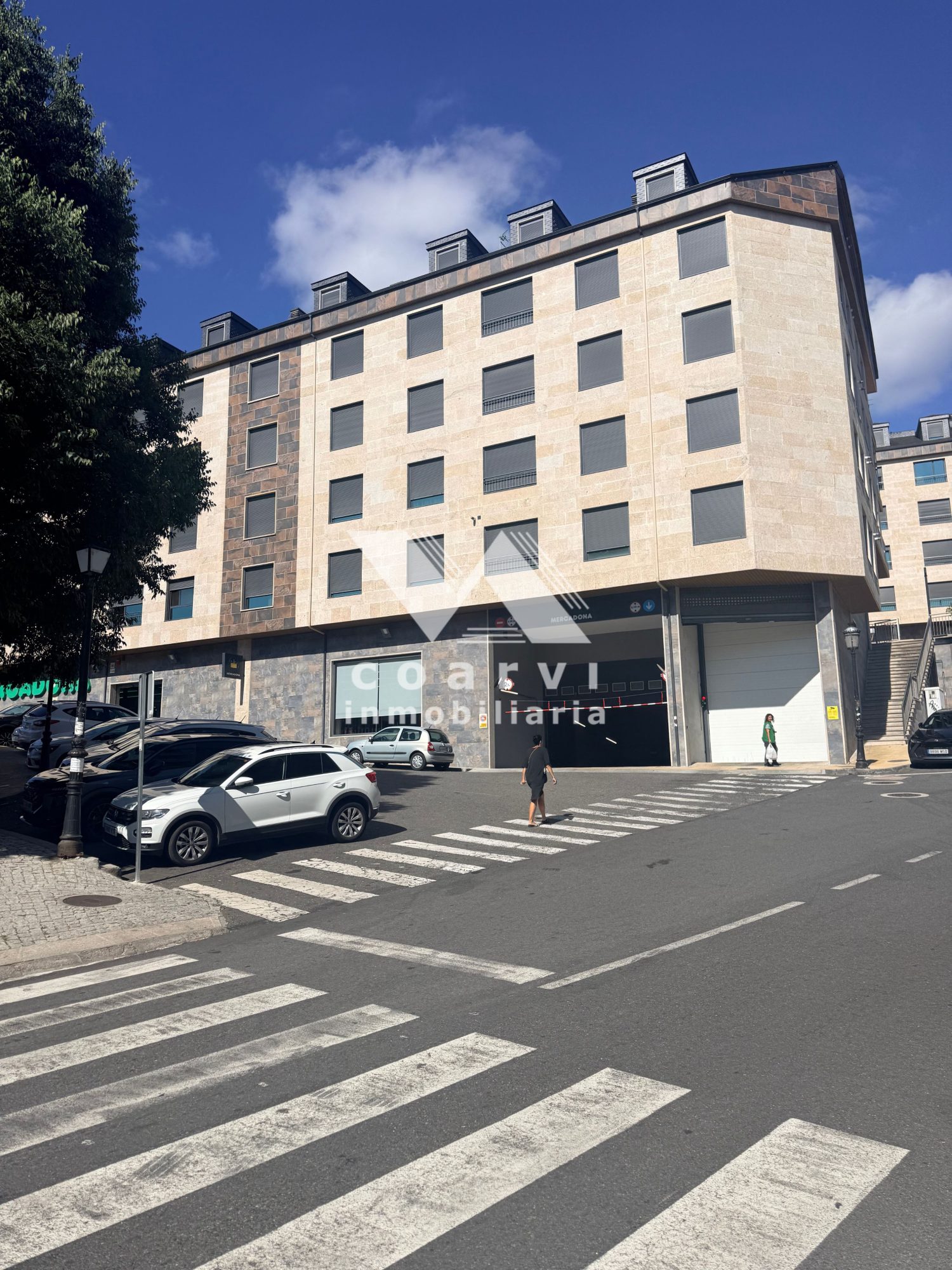 edificio con plaza de garaje en venta