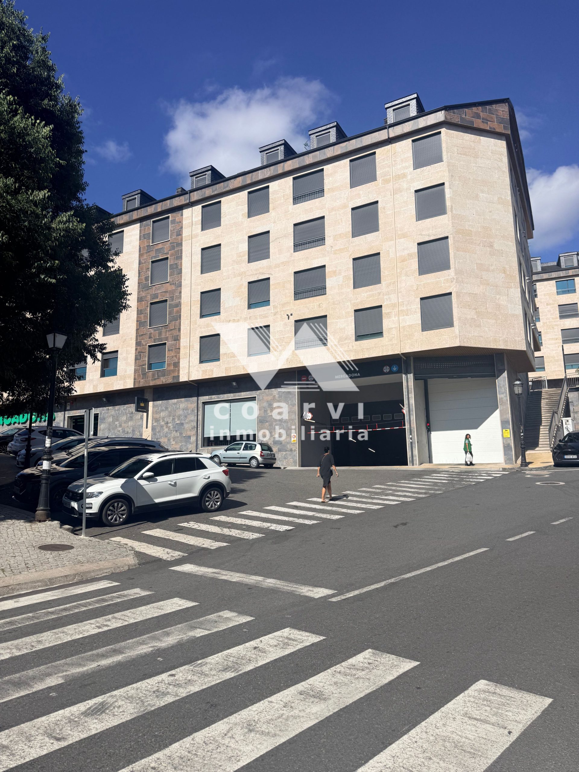 edificio con plaza de garaje en venta
