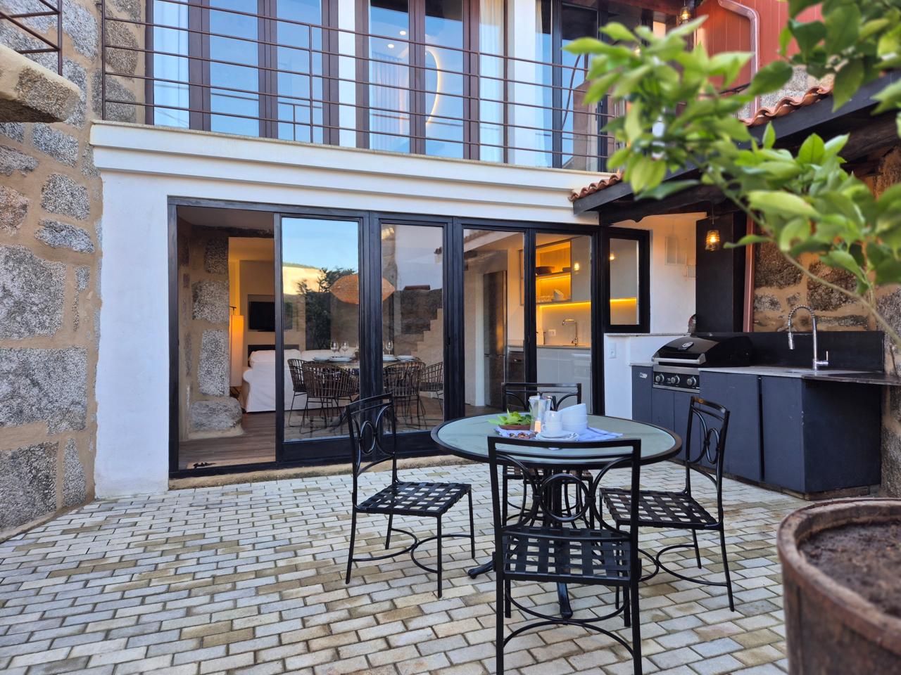 Terraza con zona de barbacoa y merendero en casa vacacional rural ourense