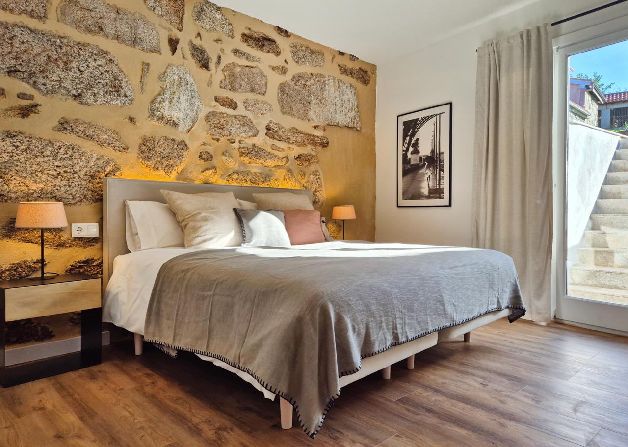 Habitación con cama amplia para estancia en casa rural vacacional en Ourense