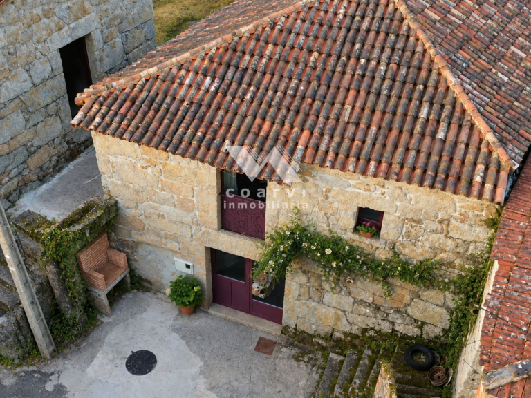 Fachada de piedra casa en venta en Lobios Ourense
