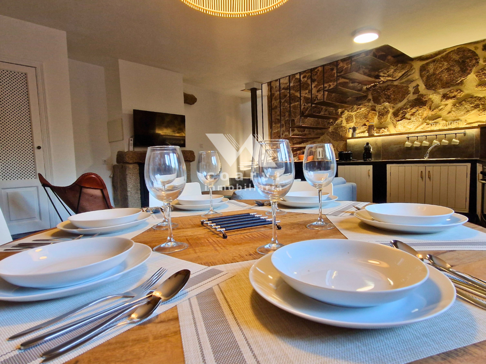 Mesa de comedor preparada junto a la cocina de