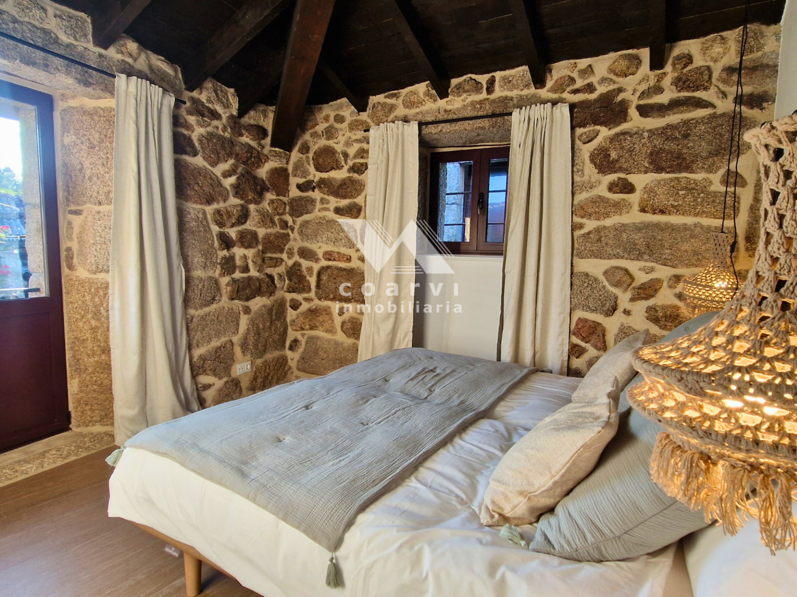 Habitación doble entre paredes de piedra en casa de Parada de Ventosa