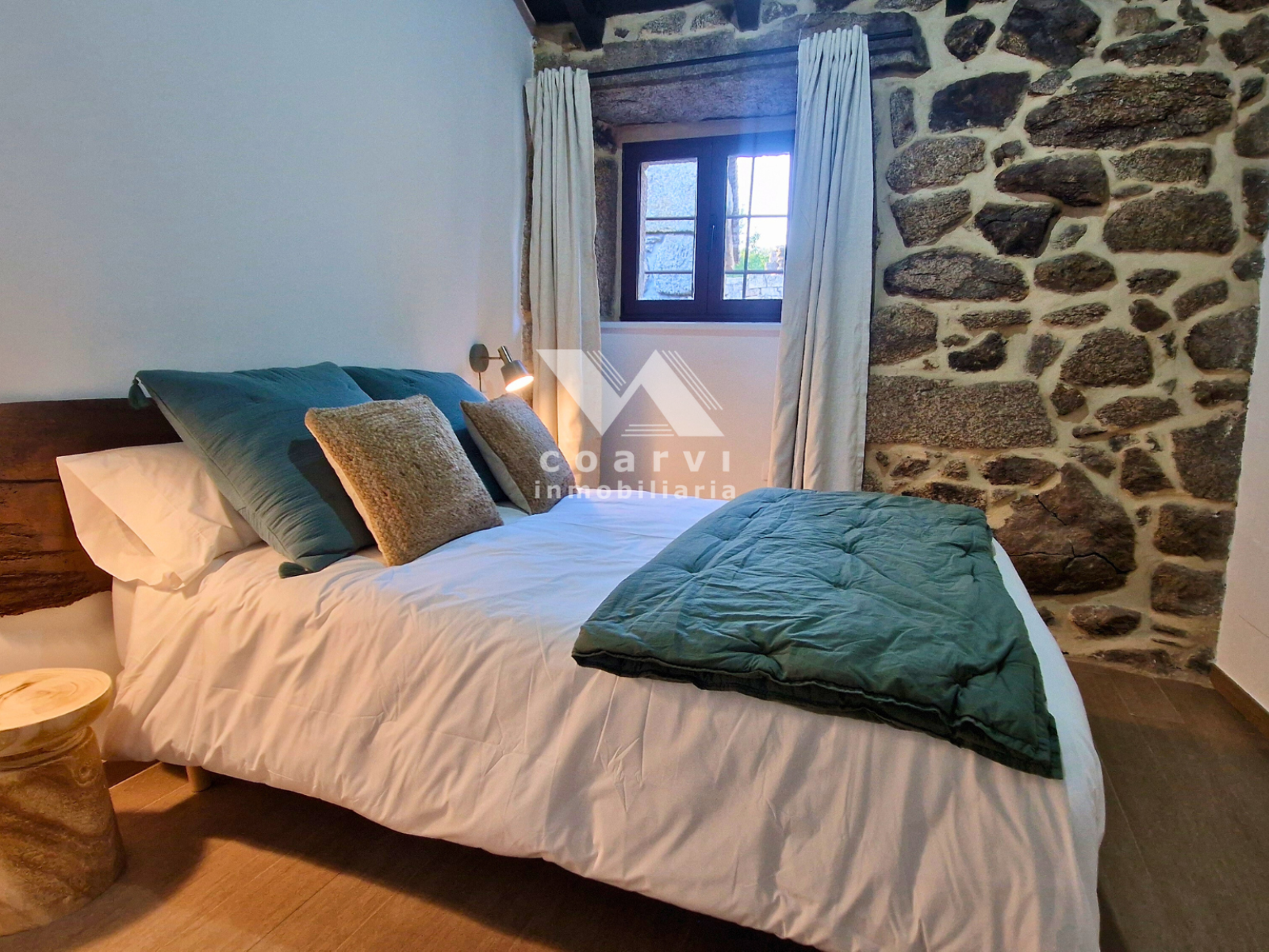 Vista general de dormitorio doble en casa en venta en Lobios