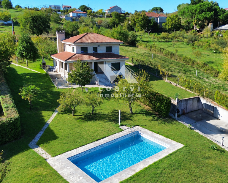 Chalet en venta con piscina y finca en Sobrado do Bispo